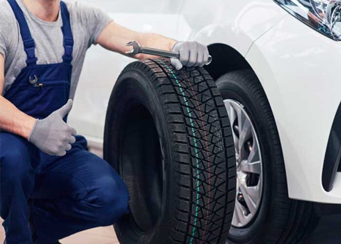 Pourquoi un pneu plus large adhère-t-il moins sur une surface mouillée ?